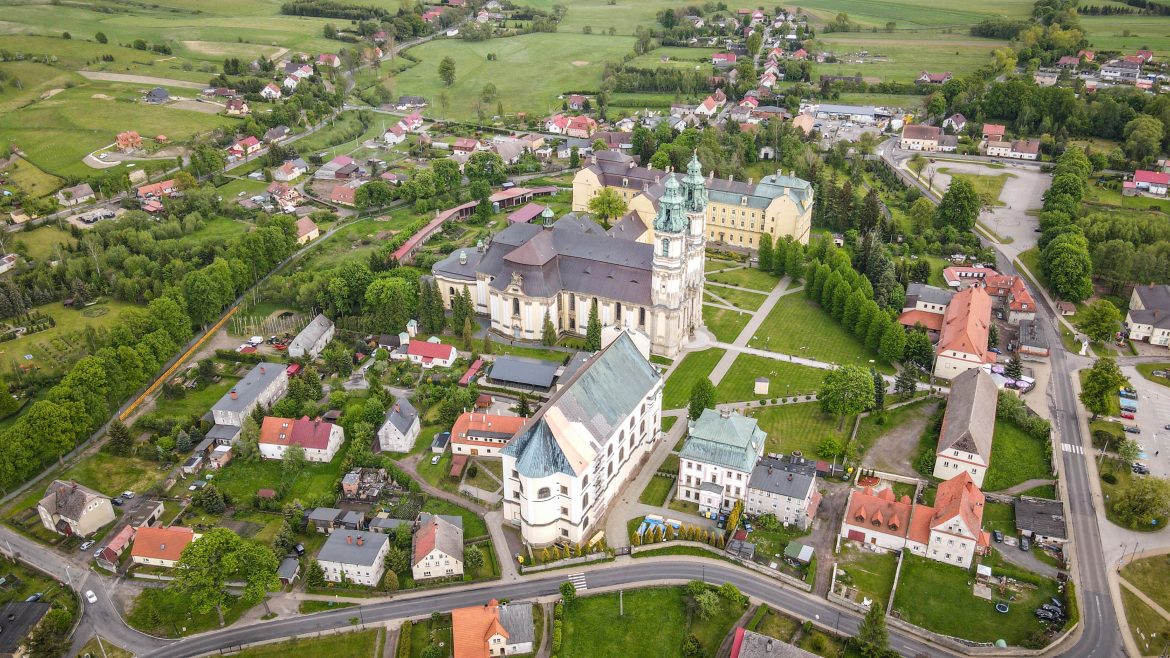 Krzeszów, Główny Szlak Sudecki